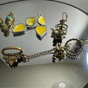 4 pairs of pierced earrings